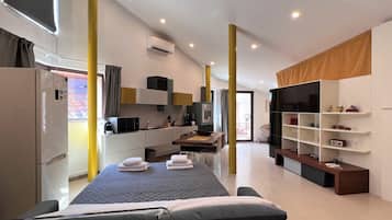 Tabla de planchar con plancha, wifi y ropa de cama