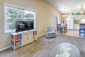 Interior - Charming Emerald Isle Escape < 1 Mi to Beach! (Emerald Isle)