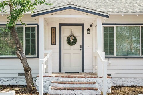 Two Bedroom cottage sleeps 6 & just 7 min from Viejas Casino