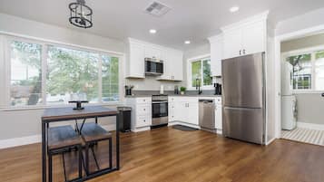 Køleskab, mikrobølgeovn, kogeplade, opvaskemaskine