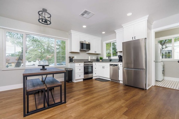 Geladeira, micro-ondas, cooktop, lava-louças