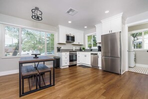 Refrigerador, microondas, parrilla de estufa y lavavajillas