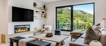 Electric Pass Lodge-Snowmass Village! LUXE Ski in/Ski out! Pool/Slide, Hot Tub