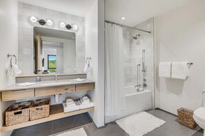 Douche, séchoir à cheveux, serviettes fournies, savon