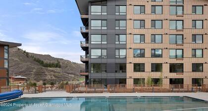 Charlie's Slopeside: Ski-In/Out Snowmass Base Village, Pool + Waterslide, Hot Tub, Walk to Dining