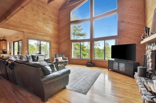 *Secluded Forest Retreat* Charming 4Bedroom Cabin