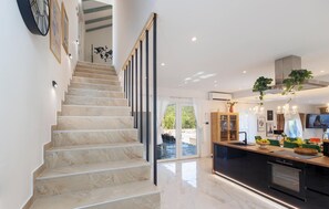 Réfrigérateur, four, plaque de cuisson, lave-vaisselle