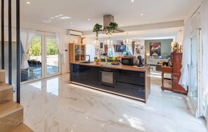 Réfrigérateur, four, plaque de cuisson, lave-vaisselle