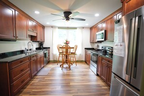 华丽顶层房 | 私人厨房 | 大冰箱、微波炉、烤箱、炉灶