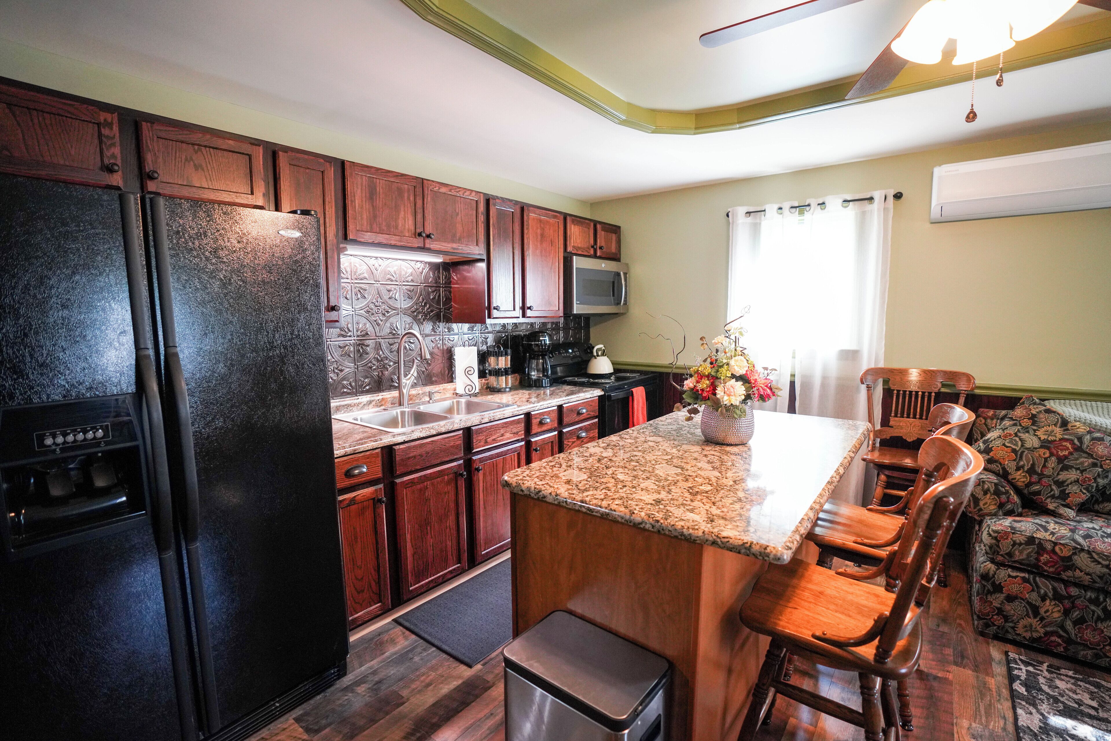 デラックス アパートメント | 専用キッチン | 大型冷蔵庫、電子レンジ、オーブン、コンロ