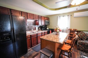 Apartamento luxo | Cozinha privada | Geladeira grande, micro-ondas, fogão, cooktop