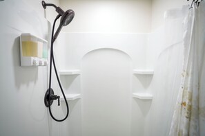 Deluxe Penthouse | Bathroom | Free toiletries, hair dryer, towels, soap