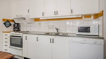 JÀÀkaappi, liesi, astianpesukone, kahvin-/teenkeitin