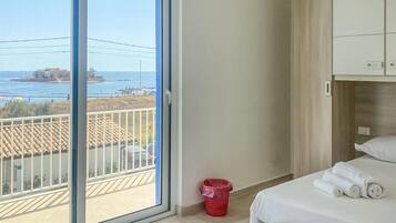 Travel crib, free WiFi, bed sheets