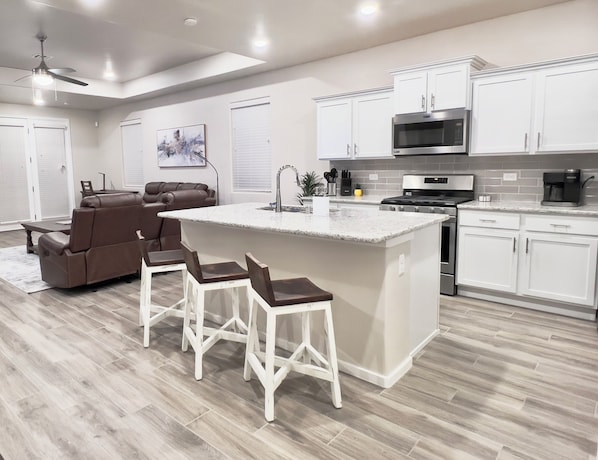 Fridge, microwave, oven, stovetop - ⭐️Bella Casita with 3BR and Patio with Grill (Las Cruces)