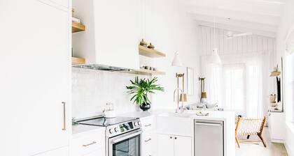 Luxury Cottage, 1bd/1ba steps to Pool+7 Mile Beach