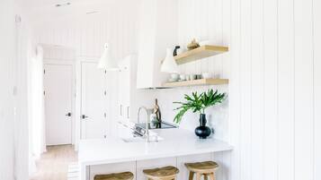 Een koelkast, een microgolfoven, een oven, een vaatwasser