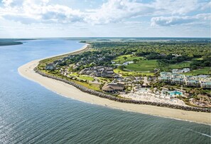 Une station balnéaire dotée de logements situés en bord de mer, d’un parcours de golf et d’un espace piscine.