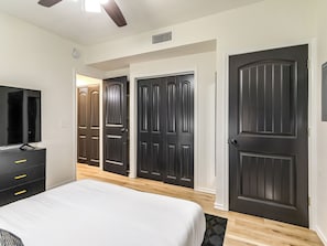 1 habitación, escritorio, tabla de planchar con plancha y wifi gratis 