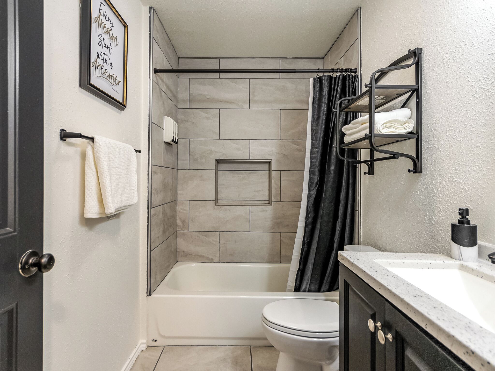 Sèche-cheveux, serviettes fournies, savon, shampoing