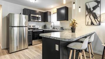 Réfrigérateur, micro-ondes, four, plaque de cuisson