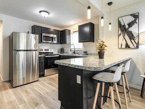 Réfrigérateur, four à micro-ondes, un four, surface de cuisson