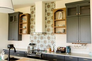 Réfrigérateur, four à micro-ondes, un four, surface de cuisson