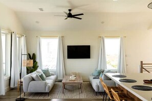 Smart TV, video games, DVD player - Beach Retreat w/ Cowboy Pool and 5-Minute Walk to the Beach! (Galveston)