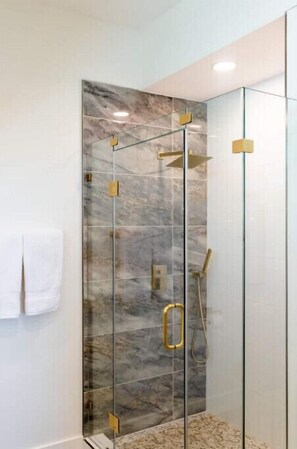Dusche, Haartrockner, Handtücher, Seife