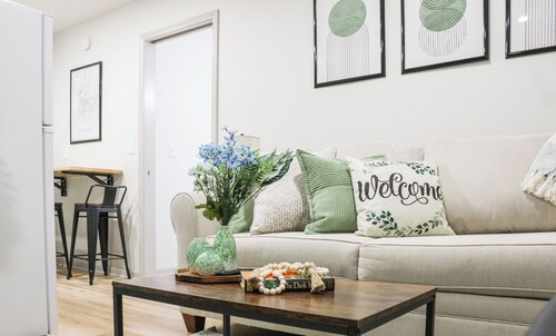 Cozy Riverside Apt. Min to Downtown Louisville.  King Bed, Coffee Bar!