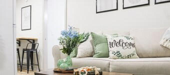 Cozy Riverside Apt. Min to Downtown Louisville.  King Bed, Coffee Bar!