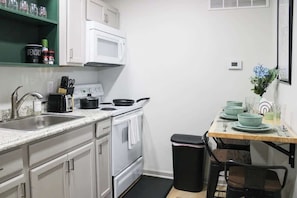 Cafetera o tetera, frigorífico, microondas y horno