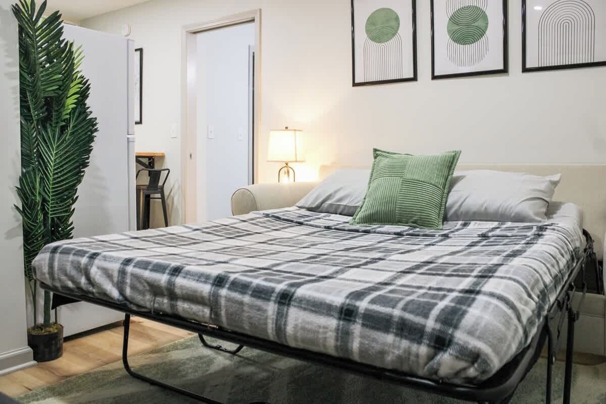 1 habitación, tabla de planchar con plancha y cuna de viaje 