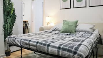 1 habitación, tabla de planchar con plancha y cuna de viaje