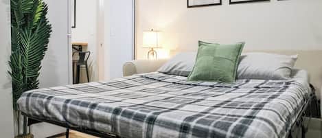 1 chambre, fer et planche à repasser, lit de bébé portatif