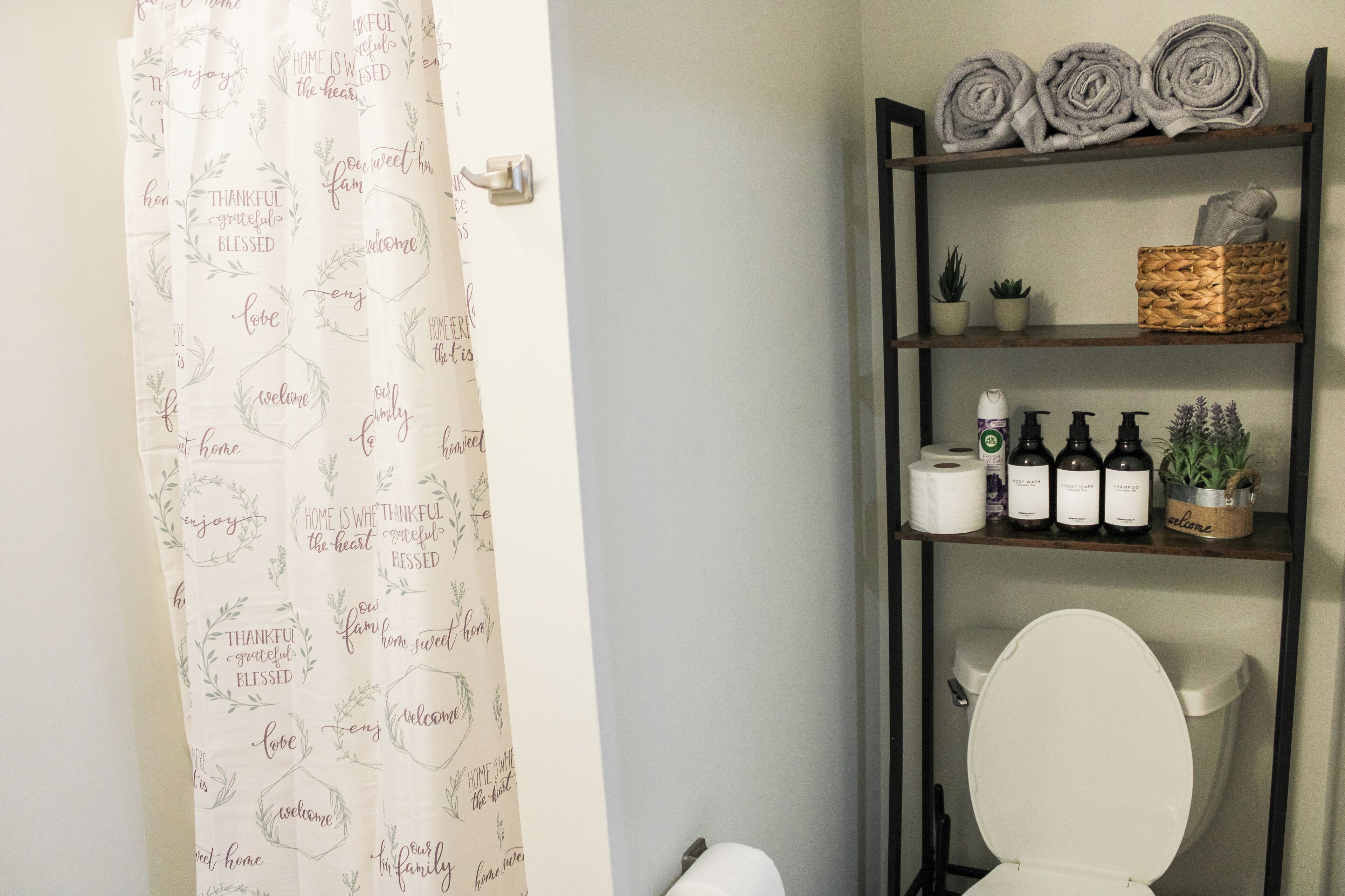 Regadera, secadora de cabello, toallas, jabón 