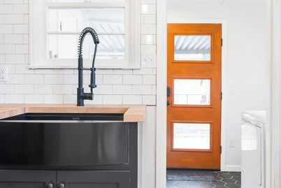 Kings, Kitchens & Comfort In Modern Cedar Home