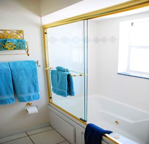 Een douche, een haardroger, handdoeken, toiletpapier