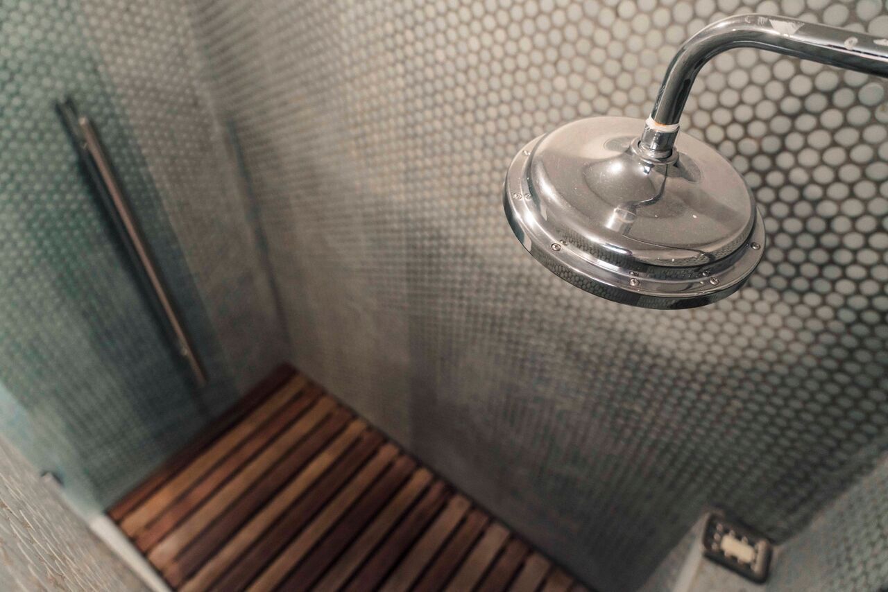 Canela 2 Benito | Salle de bain | Douche, douche à « effet pluie », articles de toilette gratuits