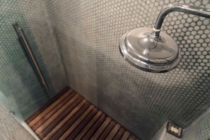 Canela 2 Benito | Baño | Regadera, regadera tipo lluvia, amenidades de baño gratuitas