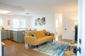 Smart TV - 1Block from beach - Steps from restaurants & shops (Oceanside)