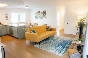 Smart TV - Guest Favorite! Easy Walk to Beach/Food & Shops + Private Parking (Oceanside)