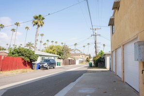 Property grounds - Guest Favorite! Walkable to Beach, Restaurants & Shops (Oceanside)