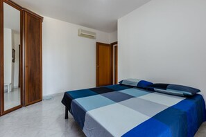 1 chambre, fer et planche à repasser, accès Internet