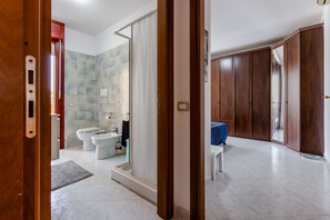 Douche, sèche-cheveux, bidet