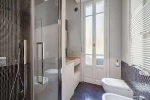 Een douche, een haardroger, een bidet