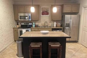 冰箱、微波炉、烤箱、炉灶