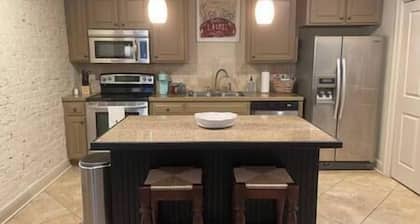 Location is EVERYTHING❤️ Heart of Downtown, 2 BR