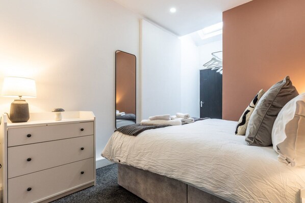 1 bedroom, desk, iron/ironing board, Internet