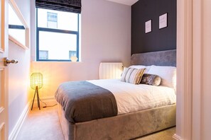 2 bedrooms, desk, iron/ironing board, internet